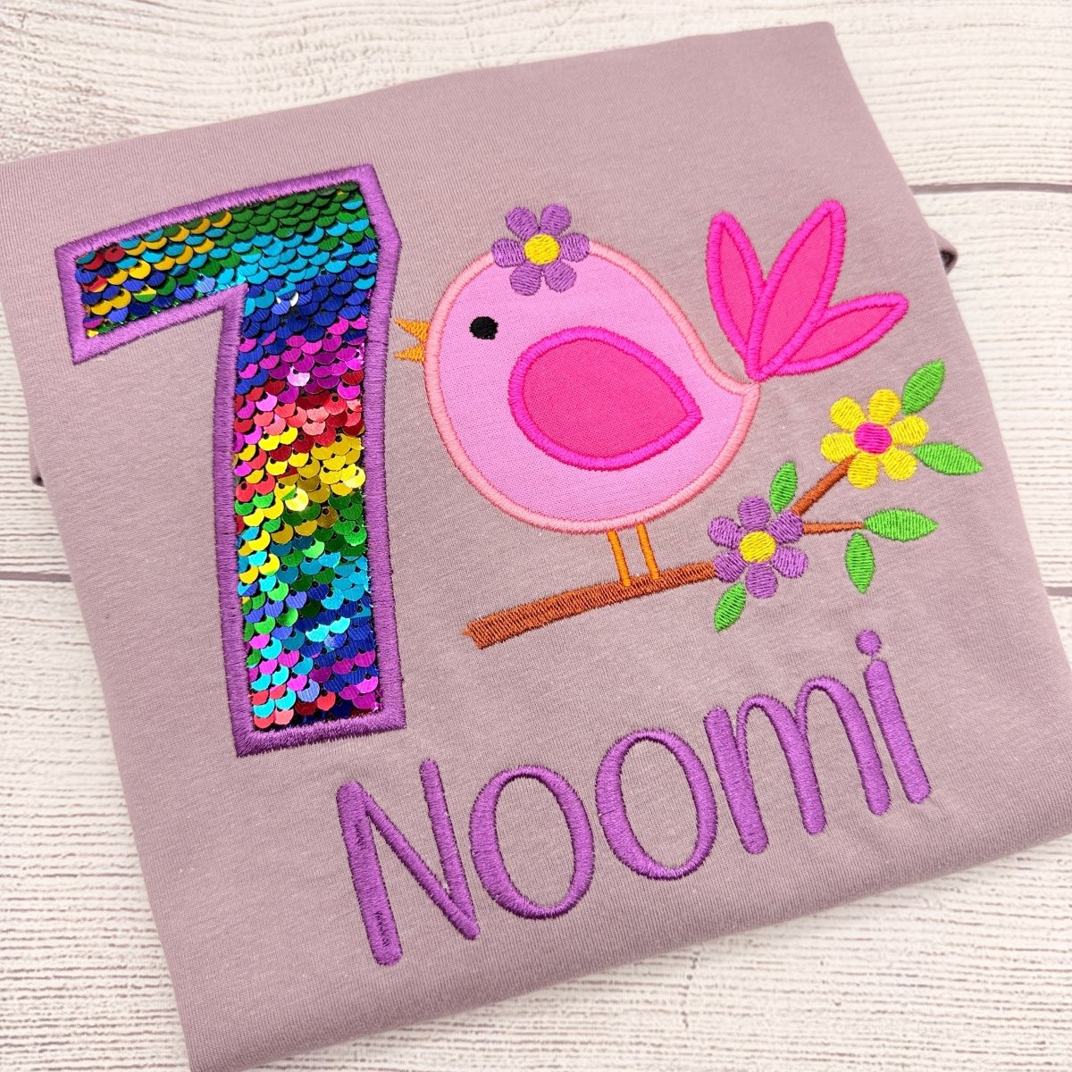 Besticktes Vogel Geburtstagsshirt Mädchen – Vogel auf Ast mit Blumen LaLeBe Creations