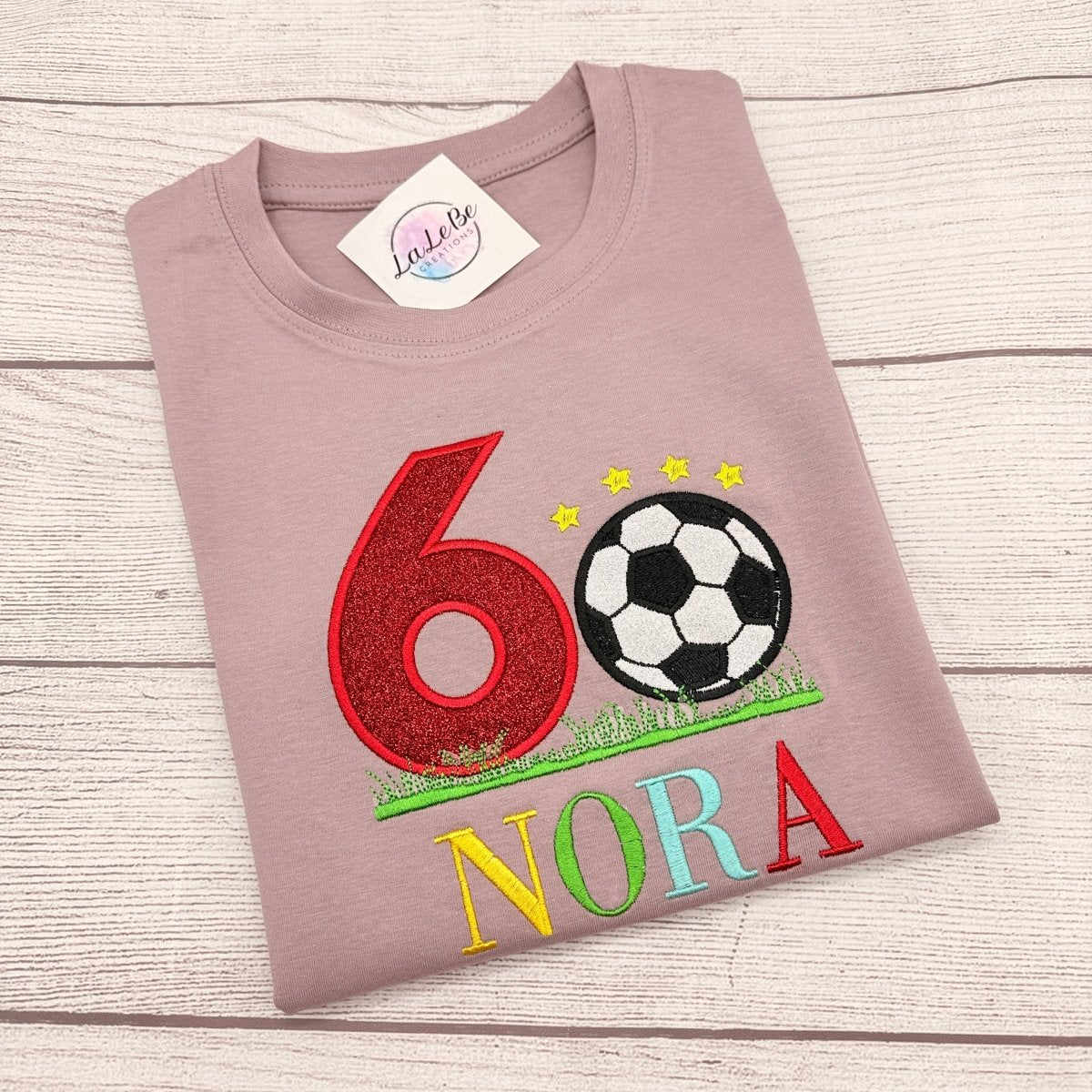 Fußball Geburtstagsshirt personalisiert – Detailansicht Stickerei – LaLeBe Creations