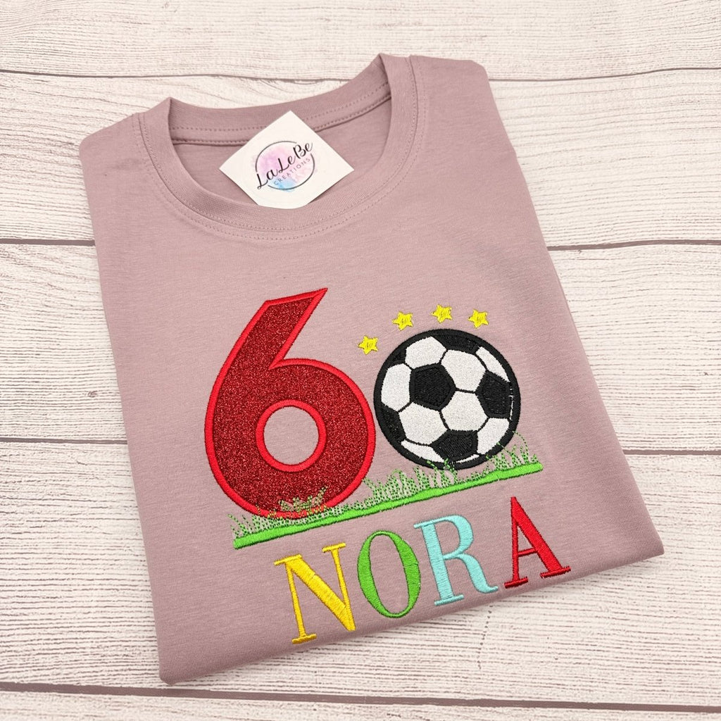 Fußball Geburtstagsshirt personalisiert mit Glitzerzahl und buntem Namen – LaLeBe Creations