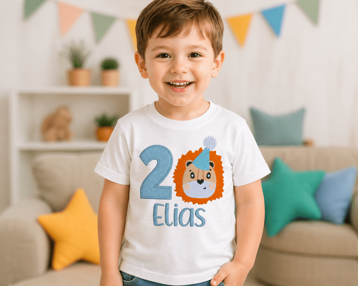 Personalisiertes Geburtstags-T-Shirt mit Löwe – Bestickt mit Name & Zahl-2
