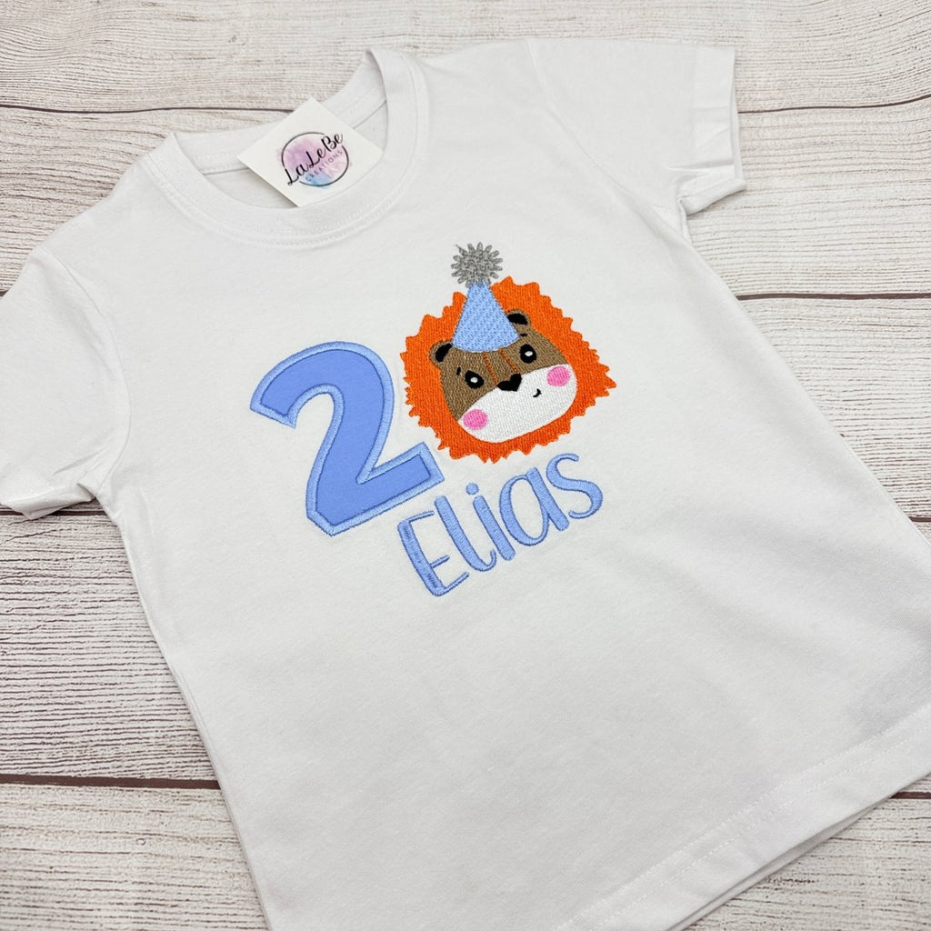 Personalisiertes Geburtstags-T-Shirt mit Löwe – Bestickt mit Name & Zahl