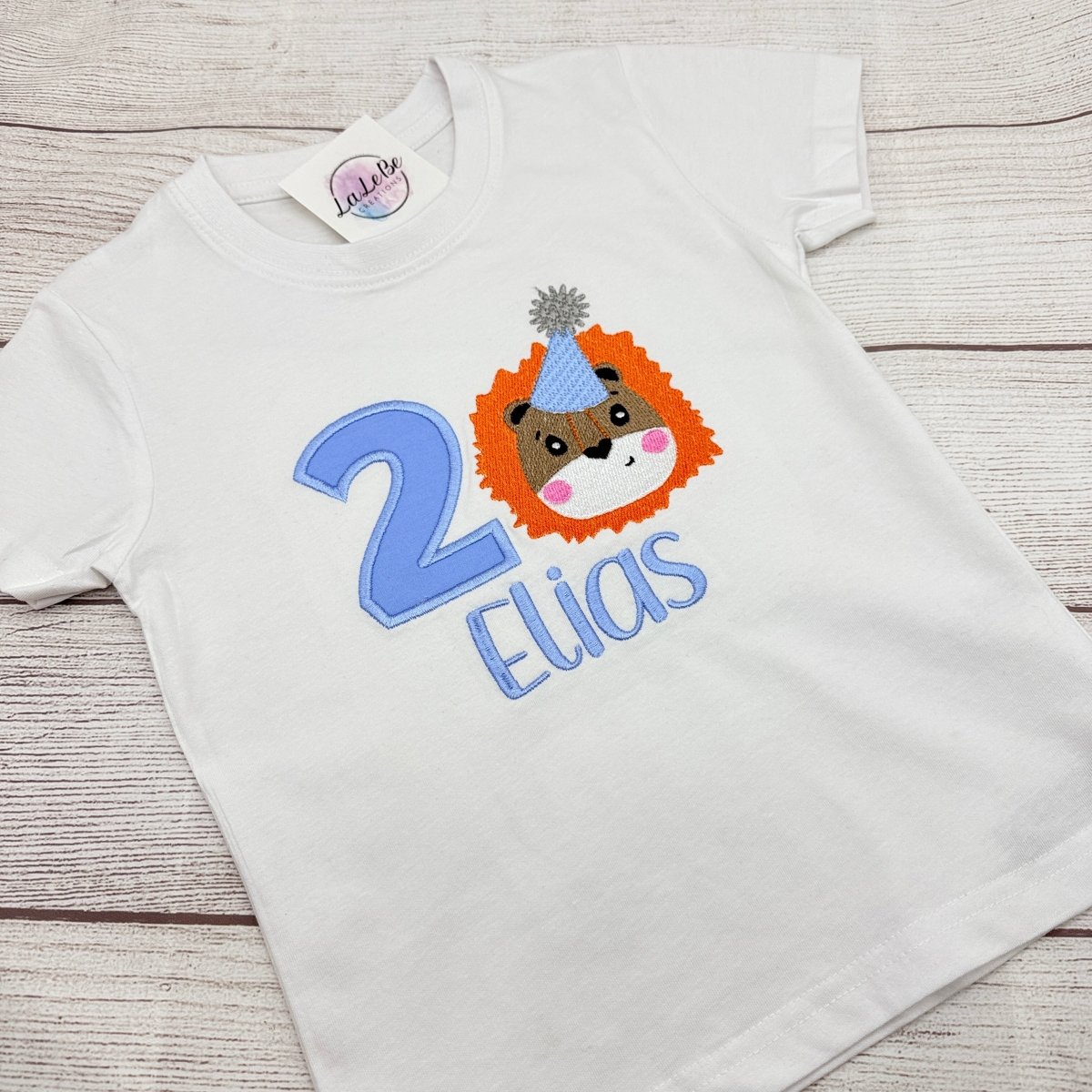Personalisiertes Geburtstags-T-Shirt mit Löwe – Bestickt mit Name & Zahl