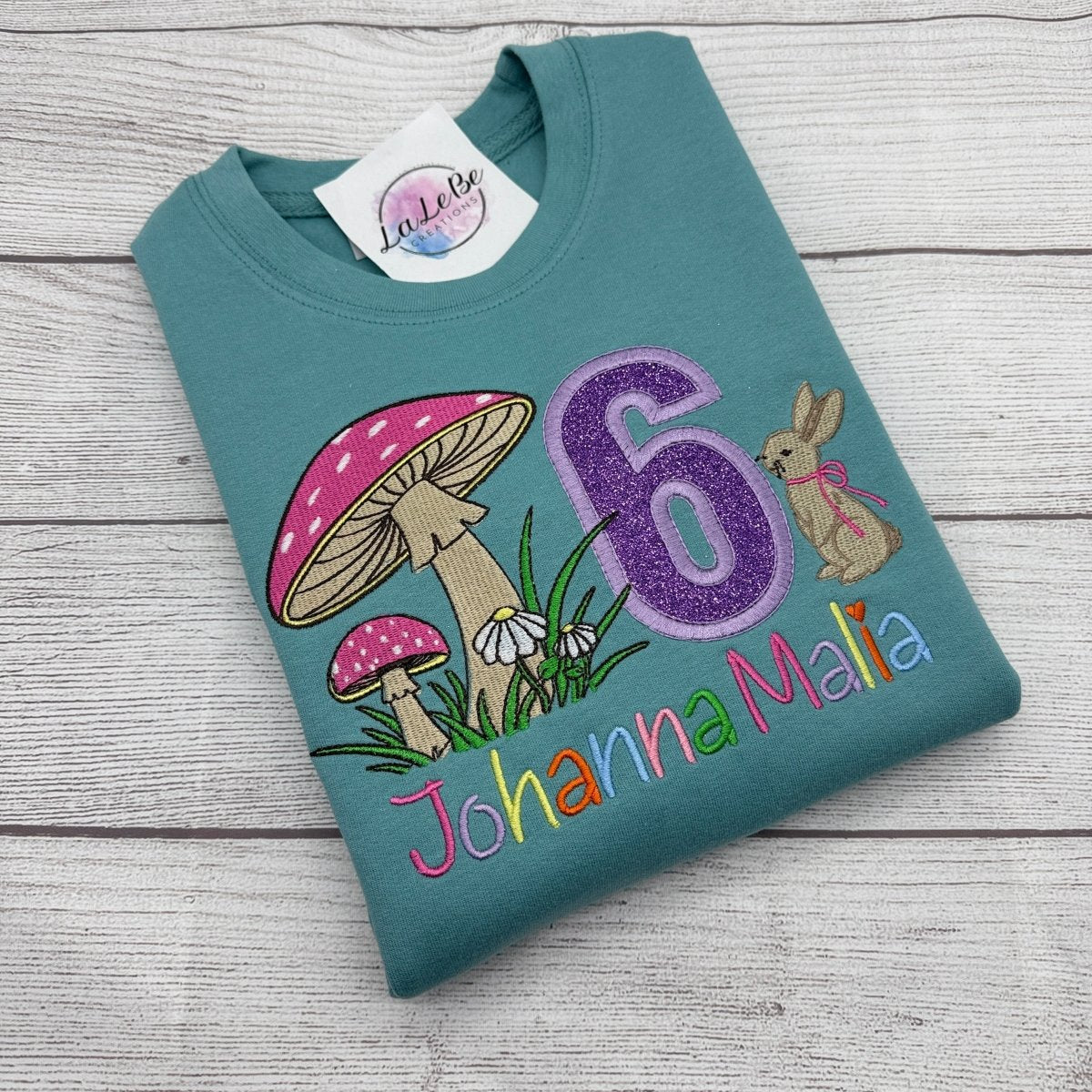 Besticktes Waldpilz Geburtstagsshirt Mädchen – Fliegenpilze mit Hase LaLeBe Creations
