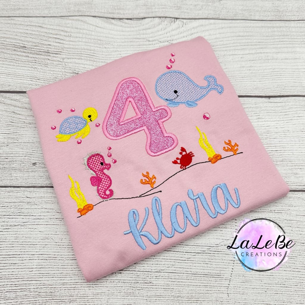 Unterwasser Geburtstagsshirt Mädchen – rosa T-Shirt mit Wal, Seepferdchen, Schildkröte und Krabbe bestickt