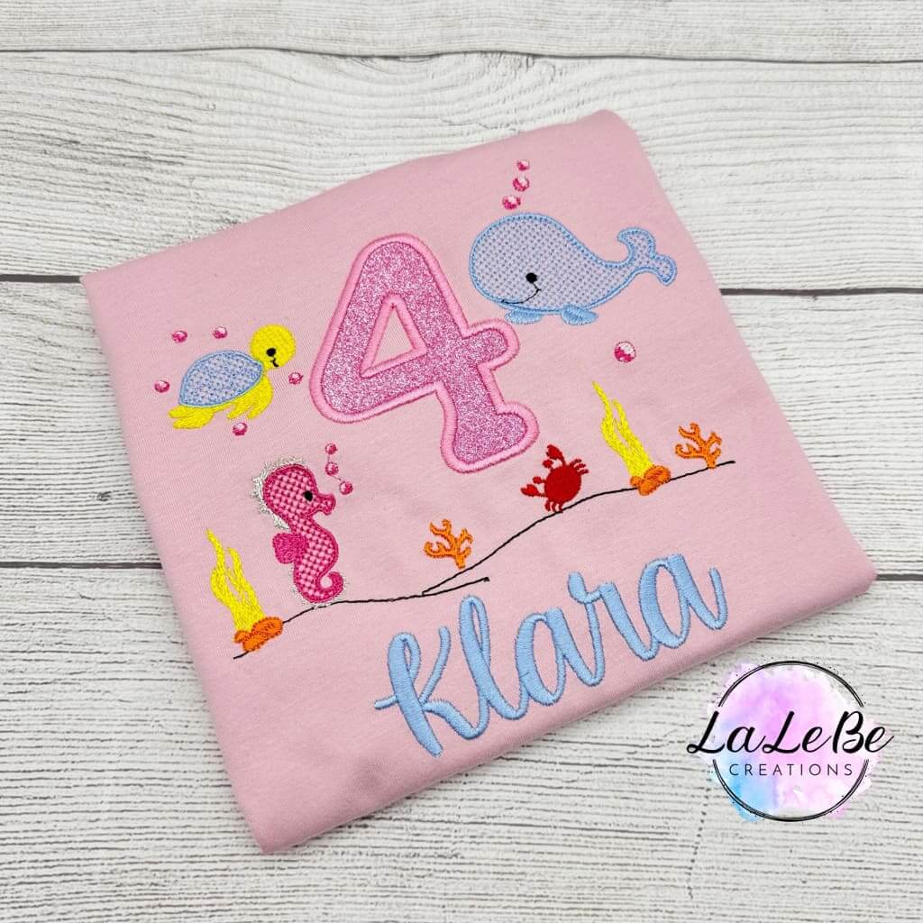 Unterwasser Geburtstagsshirt Mädchen personalisiert mit Glitzerzahl und bestickten Meeresbewohnern – LaLeBe Creations