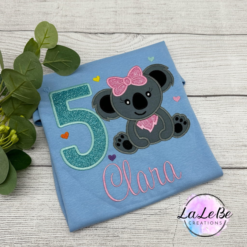 Besticktes Koala Geburtstagsshirt – Personalisierbar mit Name & Alter - lalebecreations.de