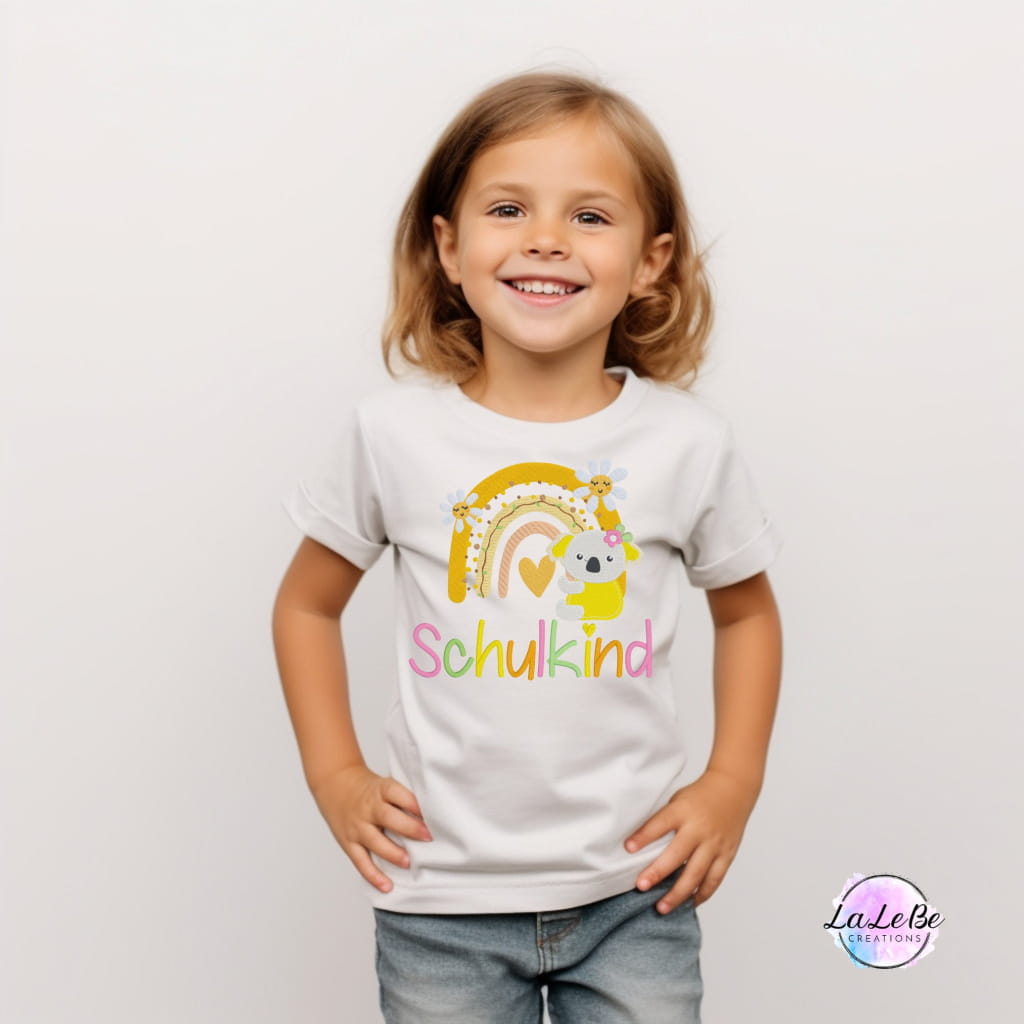 Besticktes T-Shirt zum ersten Schultag mit Koala- und Regenbogenmotiv - lalebecreations.de
