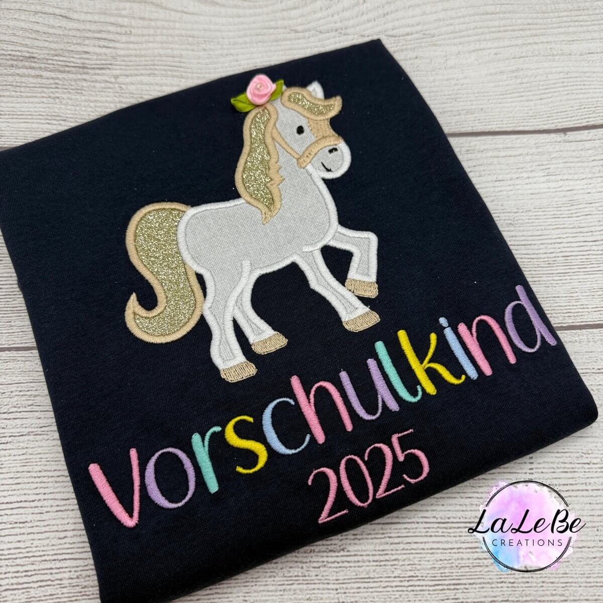 Besticktes Vorschulkind Shirt | Pferd mit Glitzer & Regenbogen - Schrift - lalebecreations.de