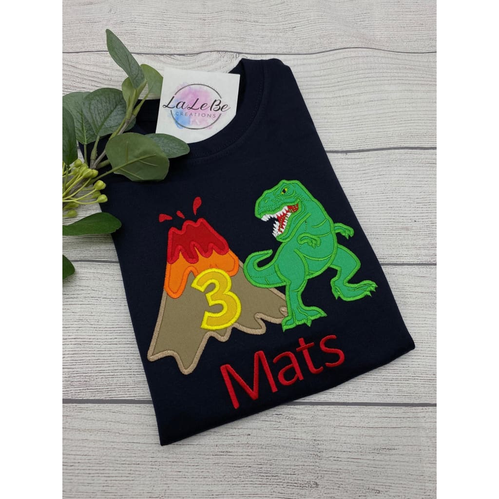 Dinosaurier T - Rex und Vulkan Geburtstagsshirt, Dino Geburtstagspullover mit Name und Zahl 1 2 3 4 5 6 7 8 9 - lalebecreations.de