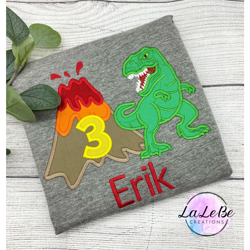 Dinosaurier T - Rex und Vulkan Geburtstagsshirt, Dino Geburtstagspullover mit Name und Zahl 1 2 3 4 5 6 7 8 9 - lalebecreations.de