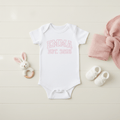[Name] EST. [Jahr] - Personalisierter Baby Body &