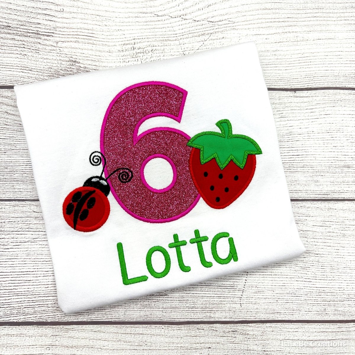 Erdbeer Geburtstagsshirt Mädchen personalisiert mit Marienkäfer, Glitzerzahl und Name – LaLeBe Creations
