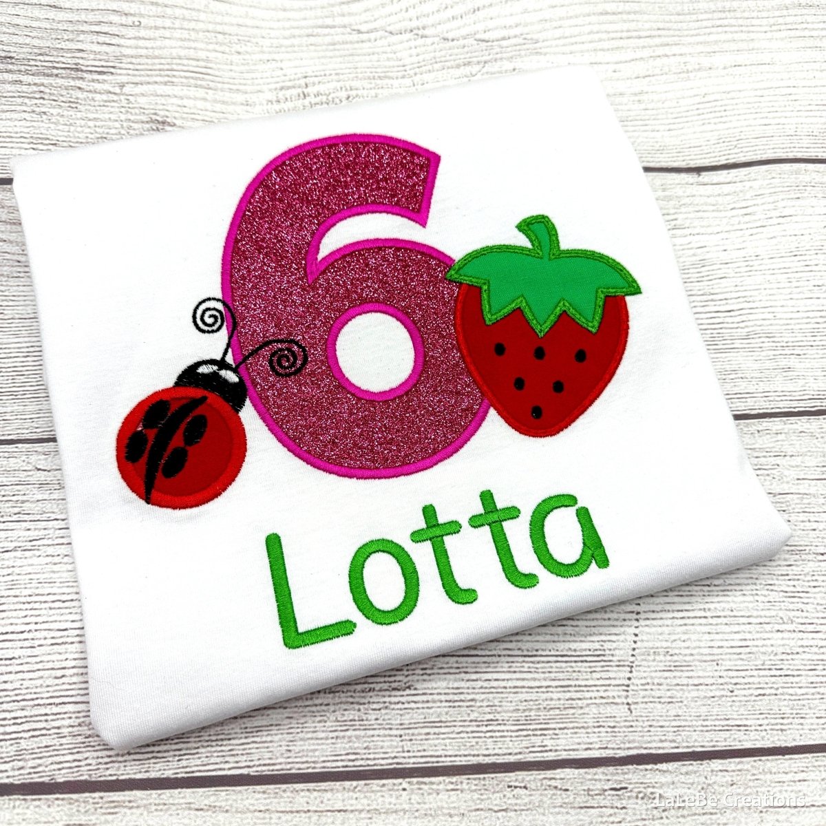 Erdbeer Geburtstagsshirt Mädchen personalisiert mit Marienkäfer, Glitzerzahl und Name – LaLeBe Creations