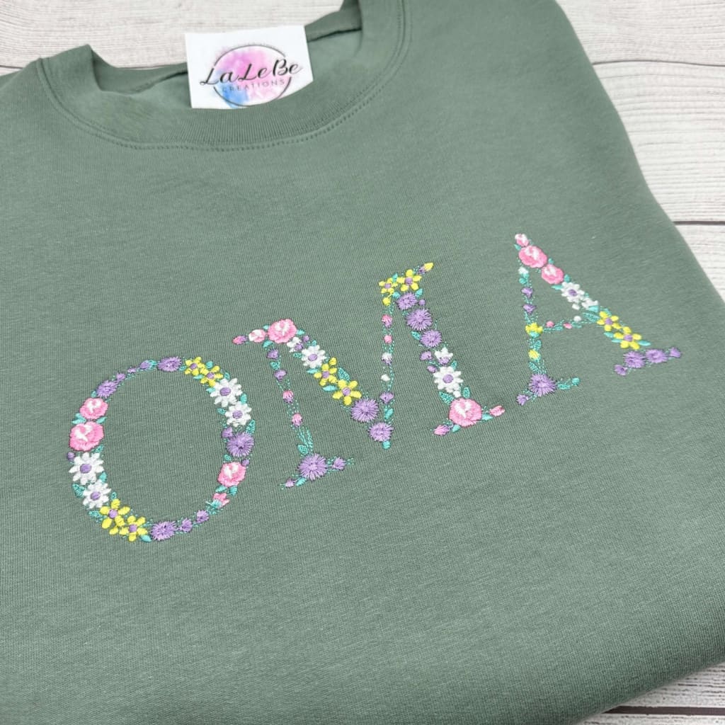 Floral besticktes Oma-Sweatshirt – Personalisierte