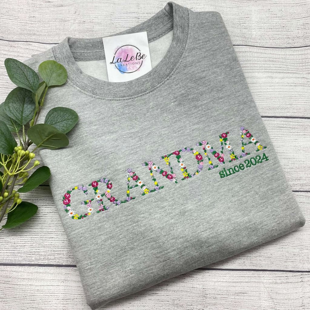 Floral besticktes Oma-Sweatshirt – Personalisierte