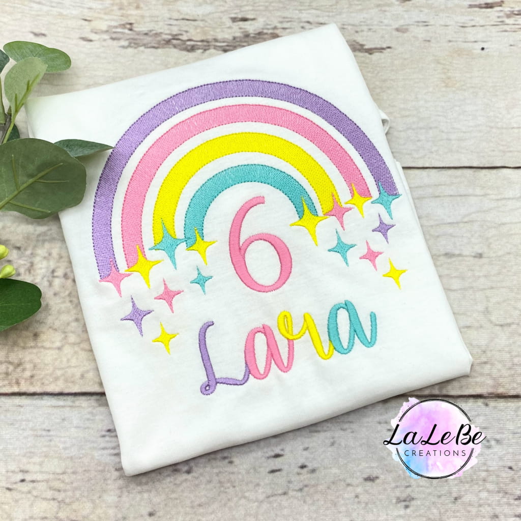 Geburtstagskind T-Shirt mit Namen & Regenbogen - lalebecreations.de