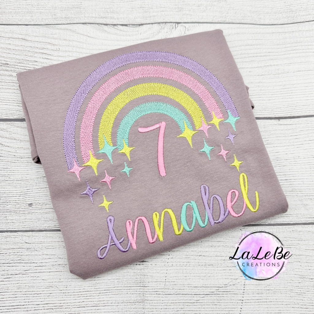 Geburtstagskind T-Shirt mit Namen & Regenbogen - lalebecreations.de