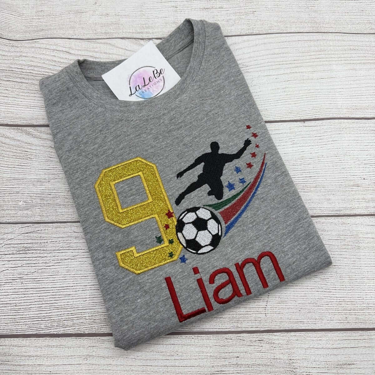 Geburtstagsshirt Fußball, Sports T-Shirt personalisiert mit Name und Zahl - lalebecreations.de