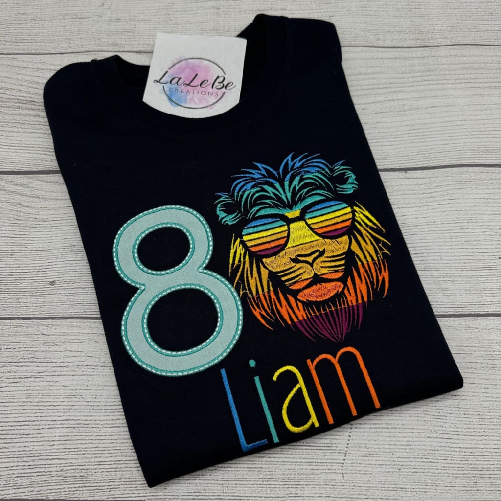 Geburtstagsshirt Löwen in Regenbogenfarben, mit Name und Alter, perfektes Geburtstagsoutfit - lalebecreations.de