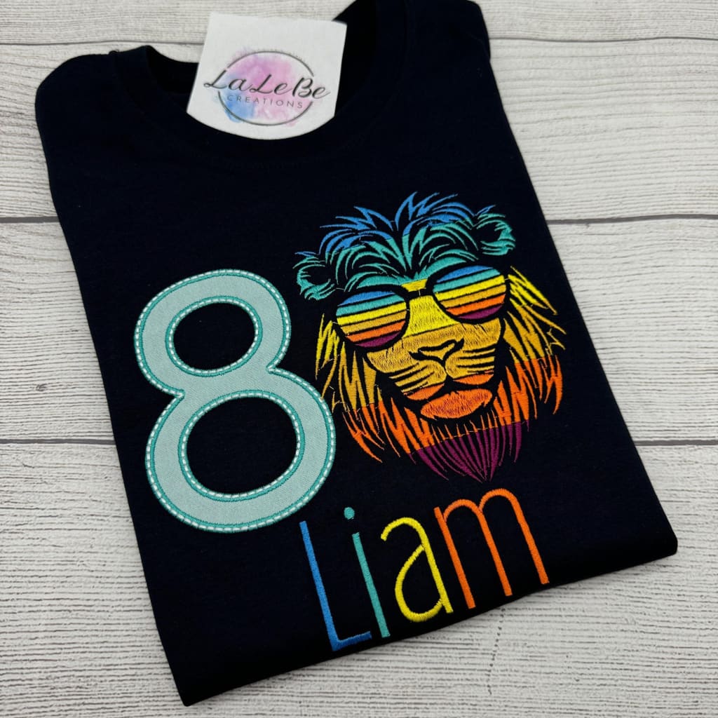 Geburtstagsshirt Löwen in Regenbogenfarben, mit Name und Alter, perfektes Geburtstagsoutfit - lalebecreations.de