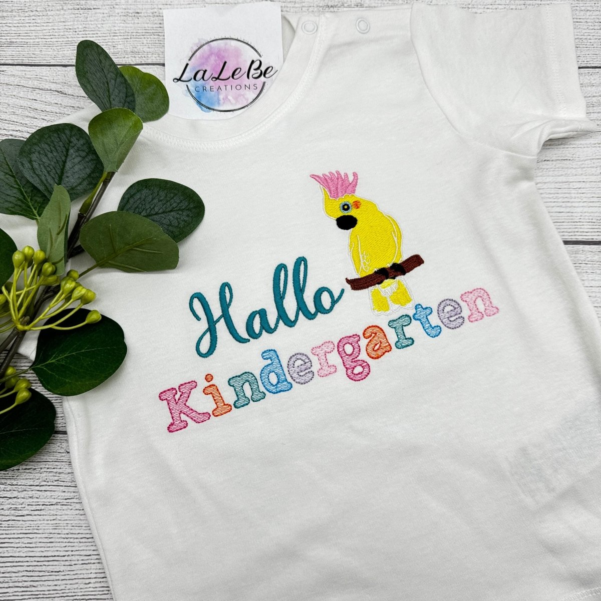 Hallo Kindergarten T-Shirt, personalisiert und mit Kakadu Motiv - lalebecreations.de