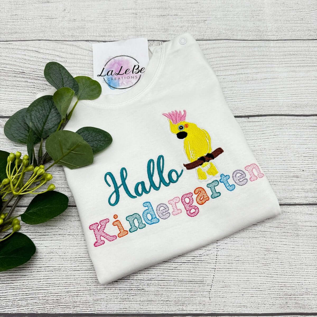 Hallo Kindergarten T-Shirt, personalisiert und mit Kakadu Motiv - lalebecreations.de