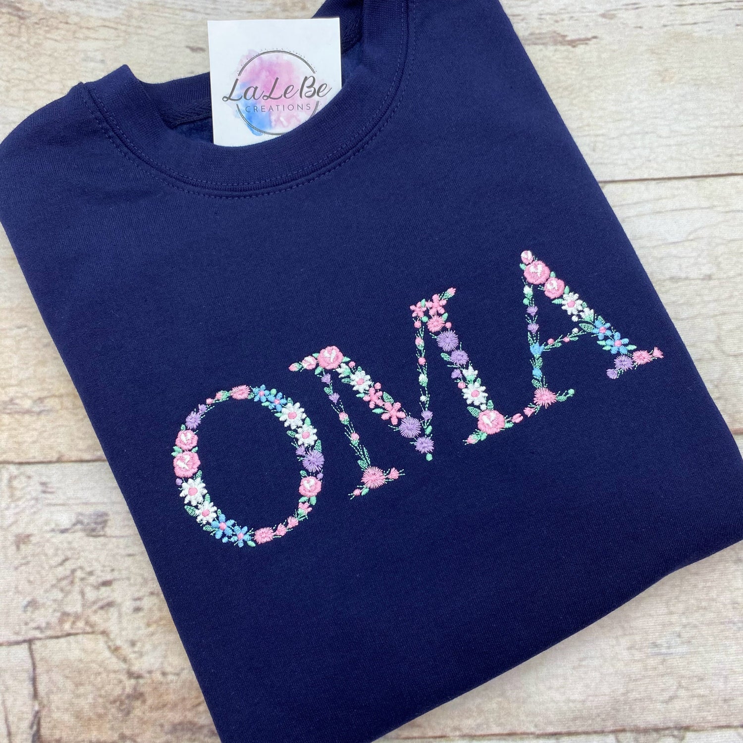Floral besticktes Oma-Sweatshirt – Personalisierte Geschenkidee mit Herz - lalebecreations.de