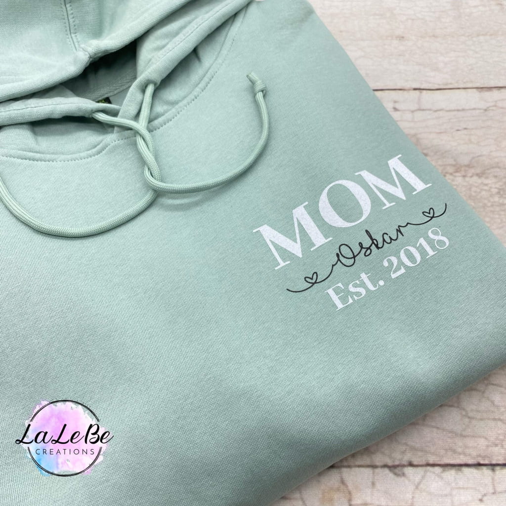 Mama Hoodie mit Kindernamen und Jahrezahlen / Salbei / XS