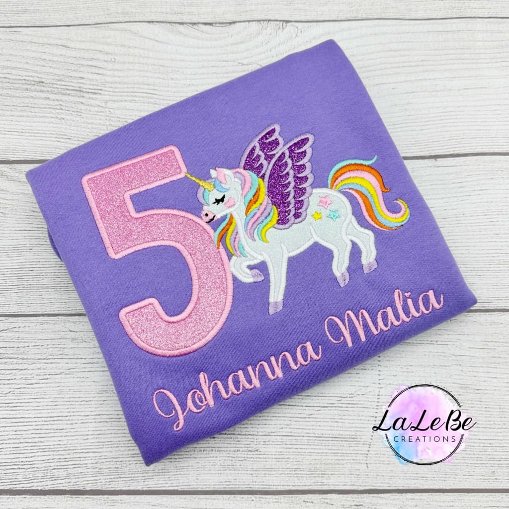 Besticktes Pegasus Geburtstagsshirt Mädchen – Lila T-Shirt mit Regenbogen-Pegasus, Glitzerzahl und Name Johanna Malia