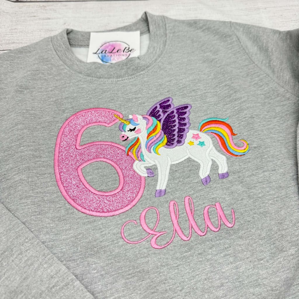 Pegasus Geburtstagsshirt Mädchen personalisiert – Grau Melange Sweatshirt mit Pegasus-Motiv, Glitzerzahl und Name Ella