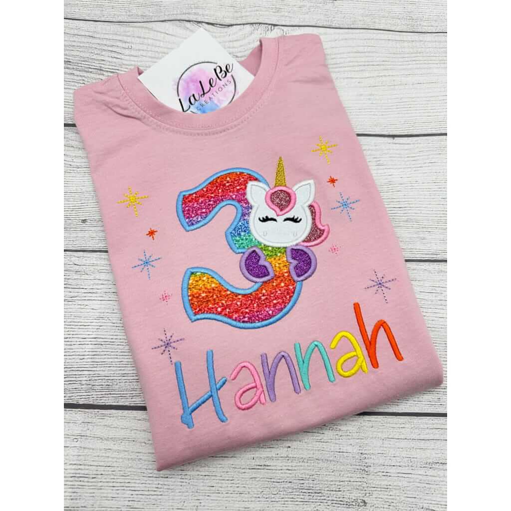 Personalisierbares Einhorn Geburtstagsoutfit für Mädchen