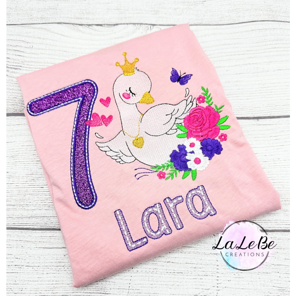 Personalisierbares Florales Schwanen - Geburtstags - T-Shirt für Kinder - lalebecreations.de