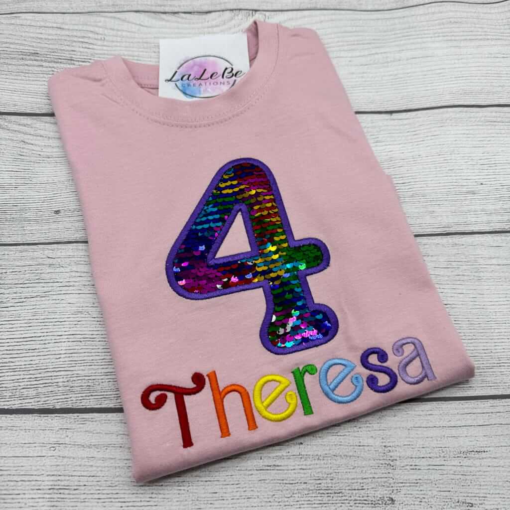 Personalisierbares Geburtstags - T-Shirt für Mädchen mit Regenbogen Pailletten Zahl - lalebecreations.de