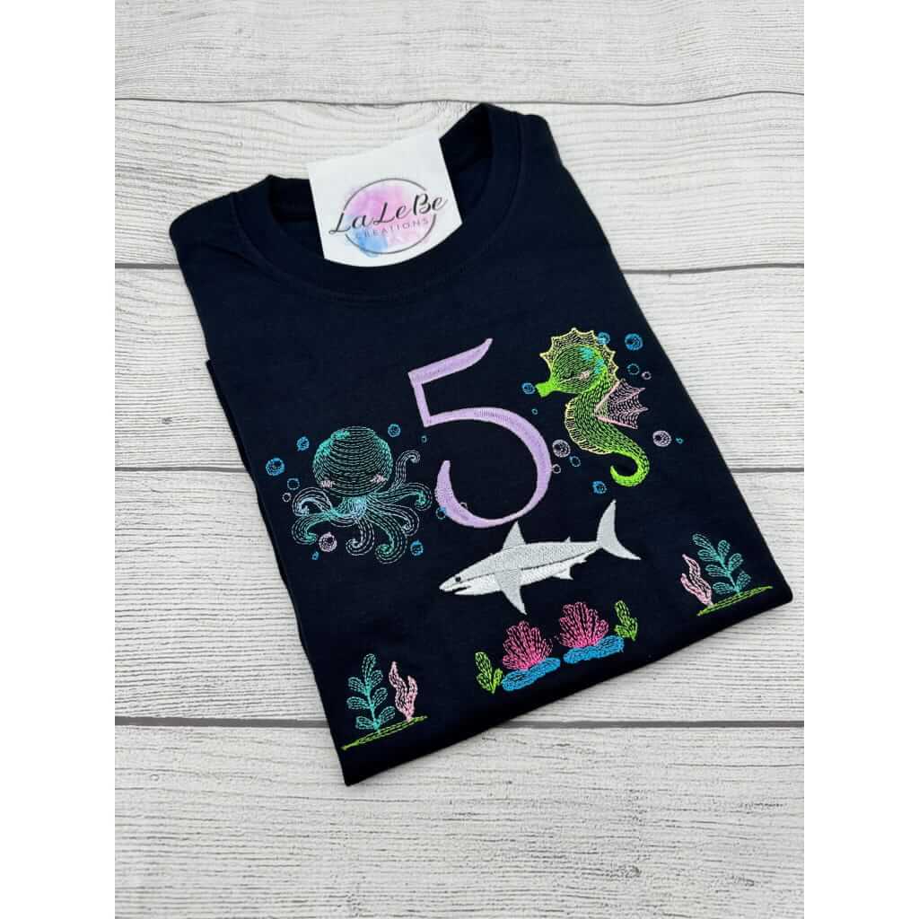 Personalisierbares Unterwasser Geburtstagsshirt mit Hai, Seepferdchen, Oktopus - lalebecreations.de