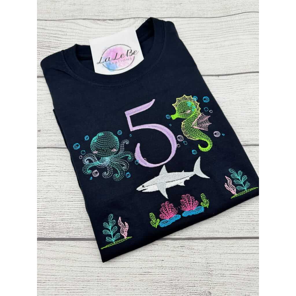 Personalisierbares Unterwasser Geburtstagsshirt mit Hai, Seepferdchen, Oktopus - lalebecreations.de