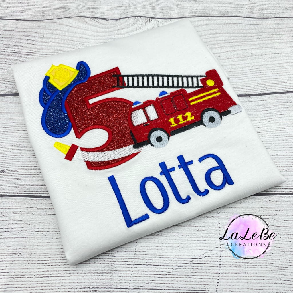 Personalisierte Geburtstags-T-Shirt mit Feuerwehrwagen
