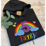 Personalisierte Regenbogen Geburtstagspullover für Kinder - lalebecreations.de