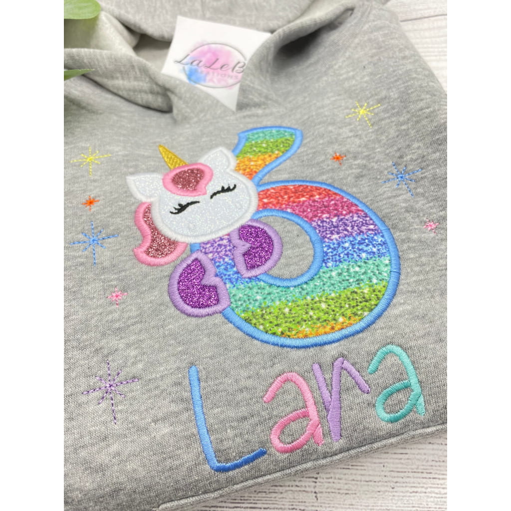 Personalisierter Geburtstagspullover Einhorn Outfit