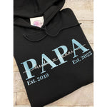 Personalisierter Papa Hoodie mit Kindernamen und Jahreszahl - lalebecreations.de
