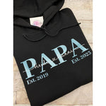 Personalisierter Papa Hoodie mit Kindernamen und Jahreszahl - lalebecreations.de