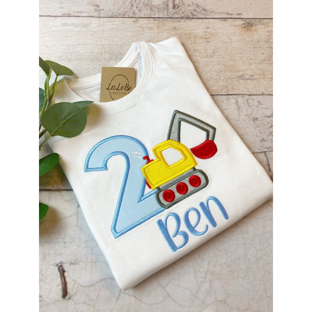 Bagger Geburtstagsshirt Jungen personalisiert – weiteres Farbbeispiel mit Bagger-Motiv und Name