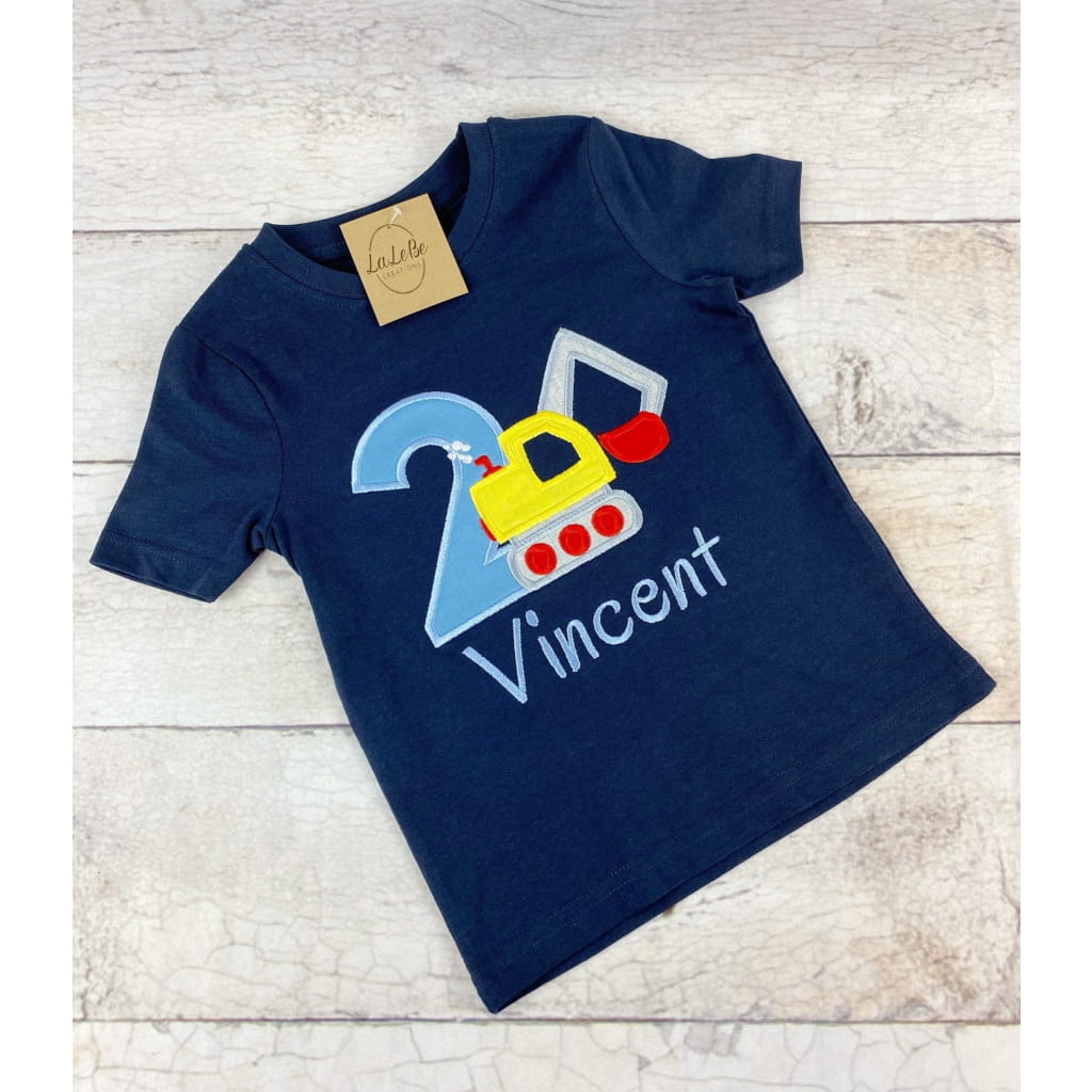 Besticktes Bagger Geburtstagsshirt Jungen – Detailansicht Kettenbagger-Applikation mit roter Schaufel – LaLeBe Creations