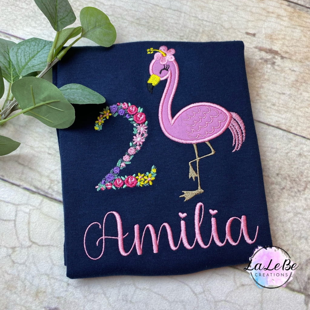 Personalisiertes Flamingo Geburtstagsshirt für Mädchen mit floraler Zahl - lalebecreations.de