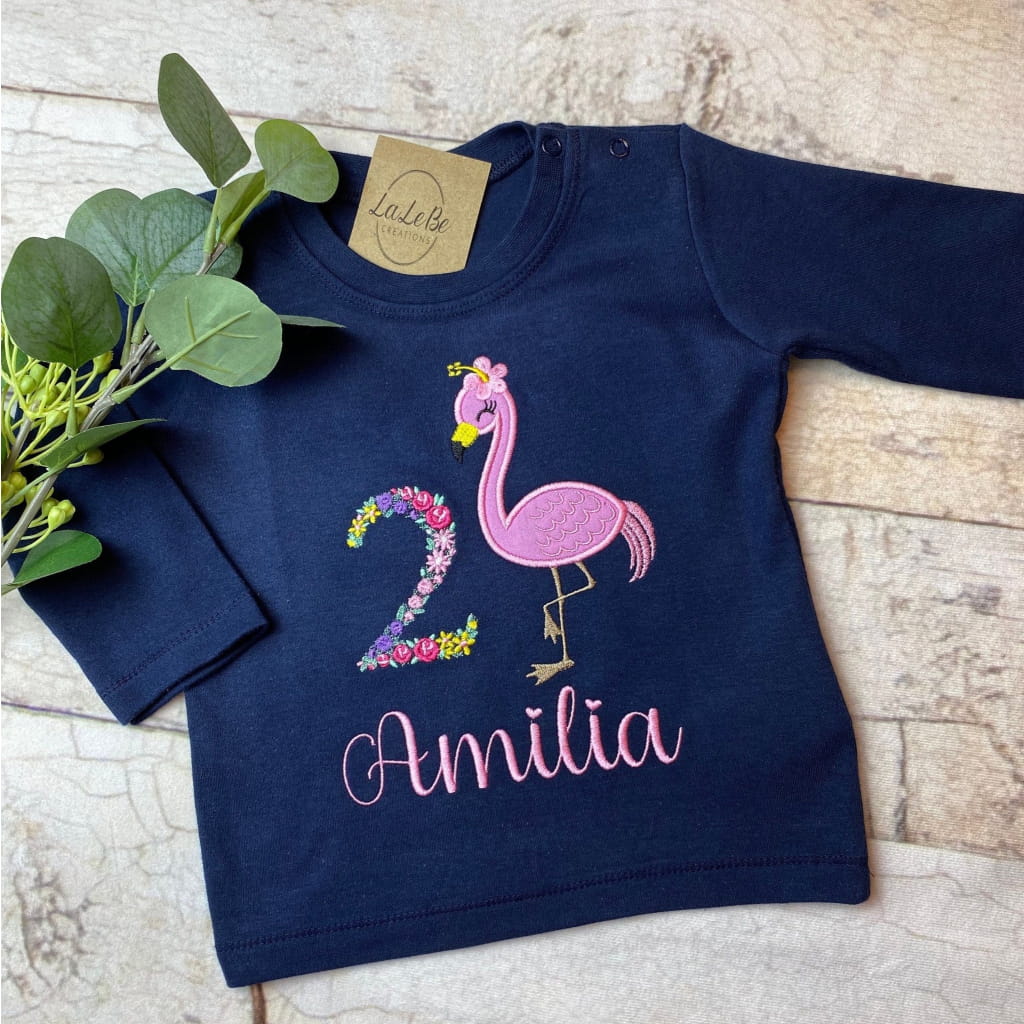 Personalisiertes Flamingo Geburtstagsshirt für Mädchen mit floraler Zahl - lalebecreations.de