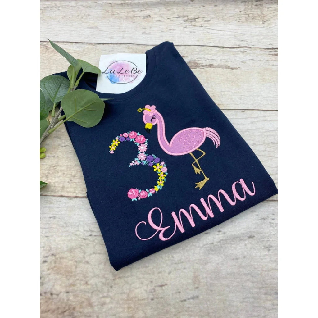 Personalisiertes Flamingo Geburtstagsshirt für Mädchen mit floraler Zahl - lalebecreations.de