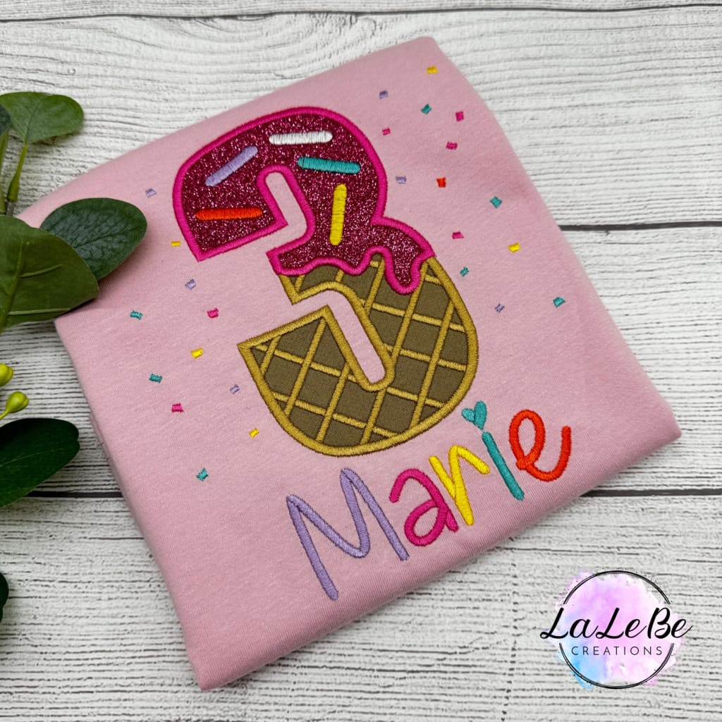 Personalisiertes Geburtstagsshirt aus Eis mit Streuseln