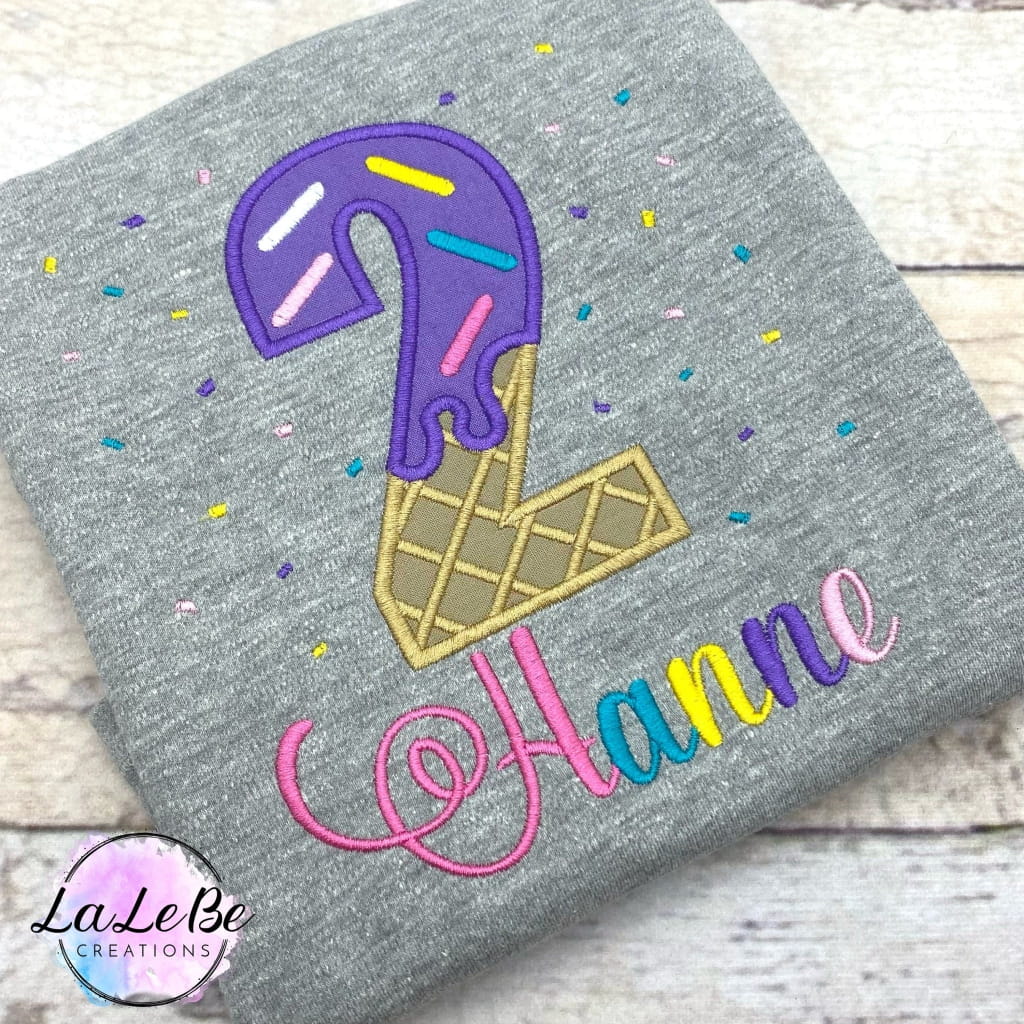 Personalisiertes Geburtstagsshirt aus Eis mit Streuseln