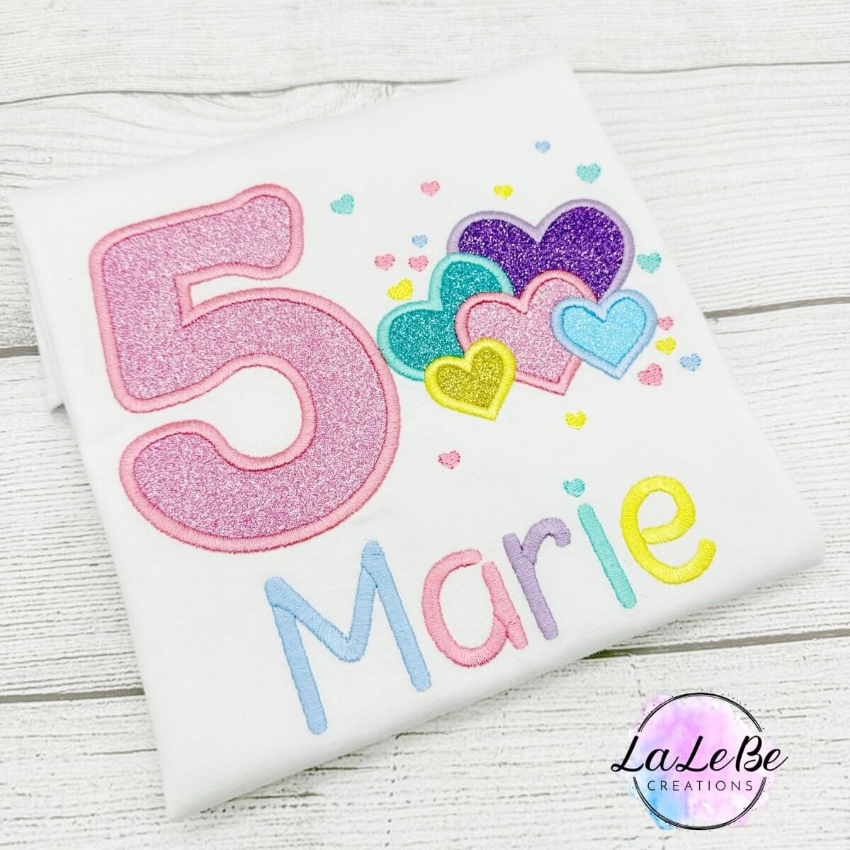 Personalisiertes Geburtstagsshirt Mädchen mit Herz und Glitzer - lalebecreations.de