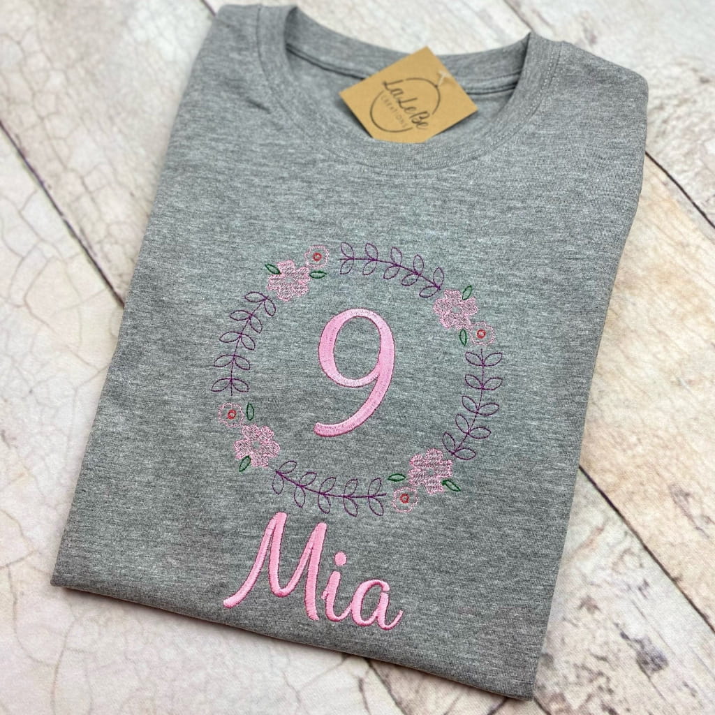 Personalisiertes Geburtstagsshirt mit Blumenkranz
