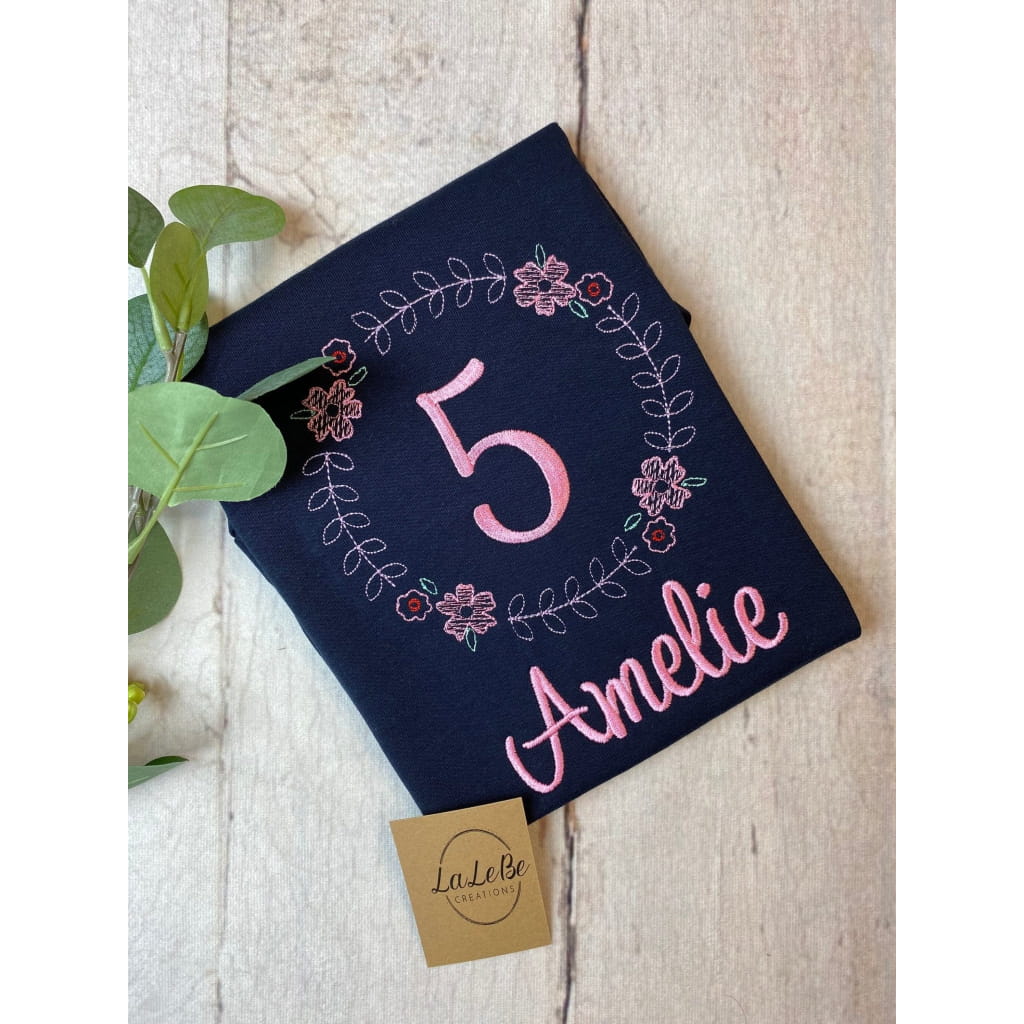 Personalisiertes Geburtstagsshirt mit Blumenkranz